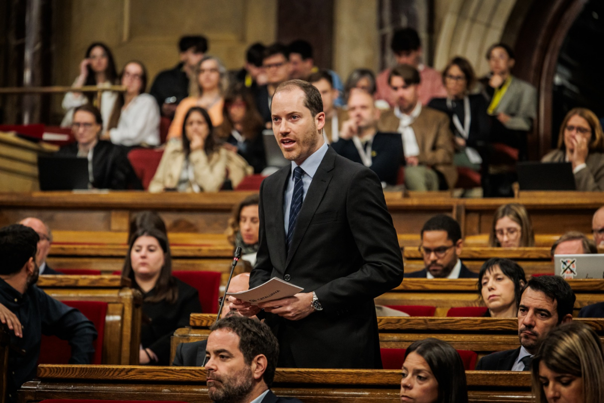 Juan Fernández. “Illa continua con las políticas permisivas de Junts y ERC y el resultado es más decadencia y más inseguridad”  