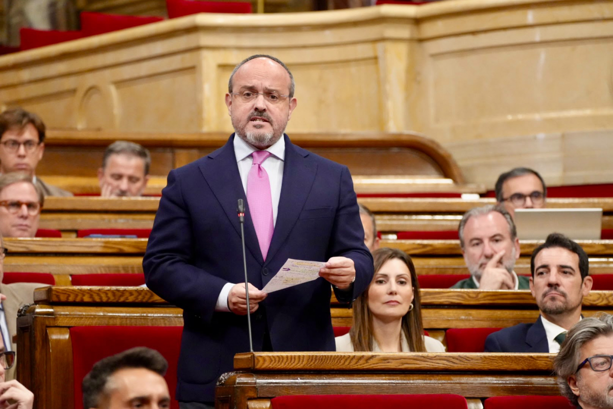 Alejandro Fernández: “Illa sigue poniendo la mano en el fuego por Zapatero, por increíble que parezca”