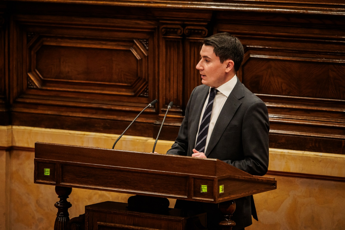 Pau Ferran denuncia el deteriorament i l’abandonament de l’escola pública catalana i exigeix una intervenció urgent a l’Escola La Sínia de Vic