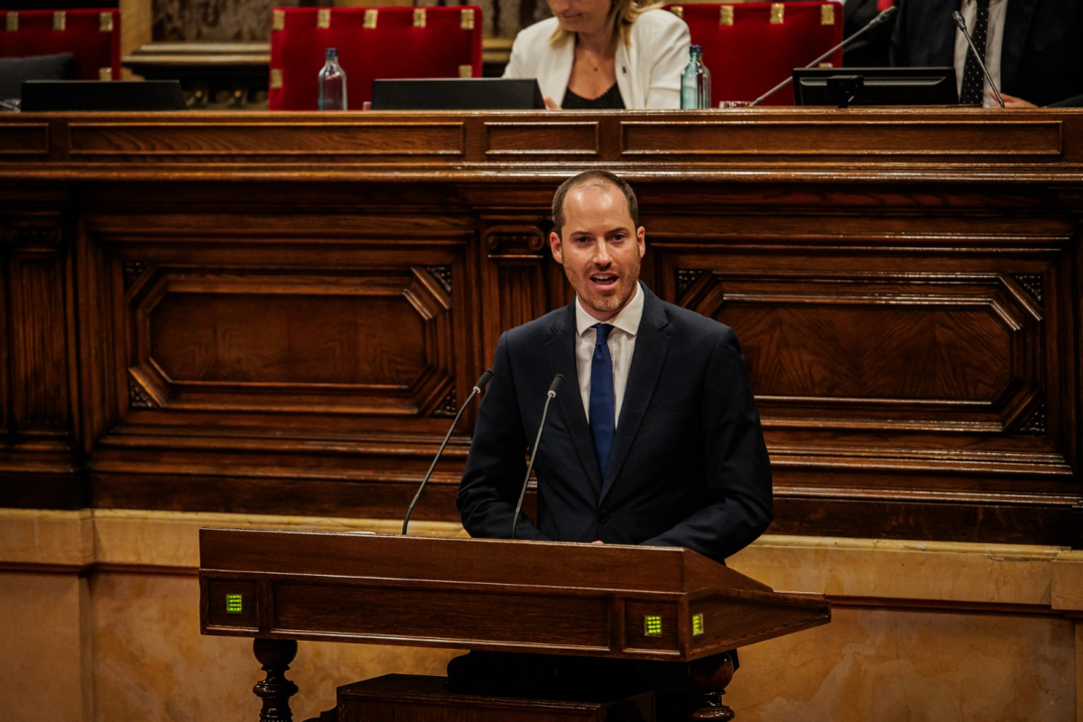 Juan Fernández acusa a Illa de haber convertido Cataluña en "el último refugio político del sanchismo" y lamenta que "haya decidido pasar a la lista de quemados del Partido Socialista" 
